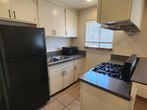 5th image of 1129 E La Deney Ct #1
