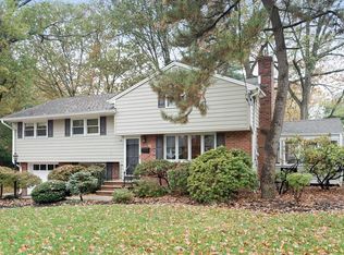 16 Lexington Dr, Metuchen, NJ 08840