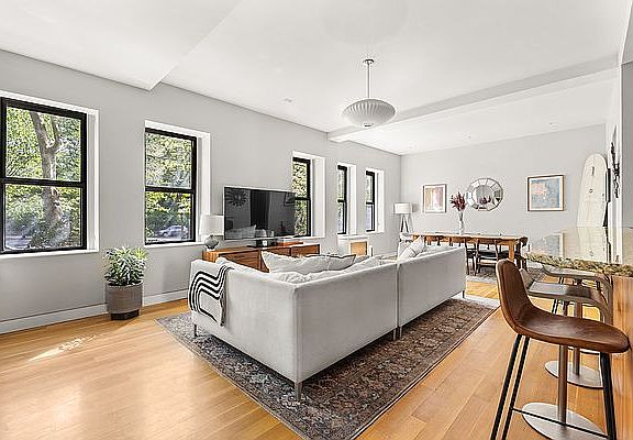 3rd image of 61 Eastern Pkwy APT 1C