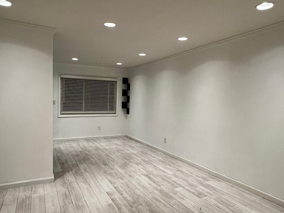 1st image of 20145 Cohasset St #15