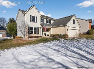 906 Meadowbrook Way, Milford, MI