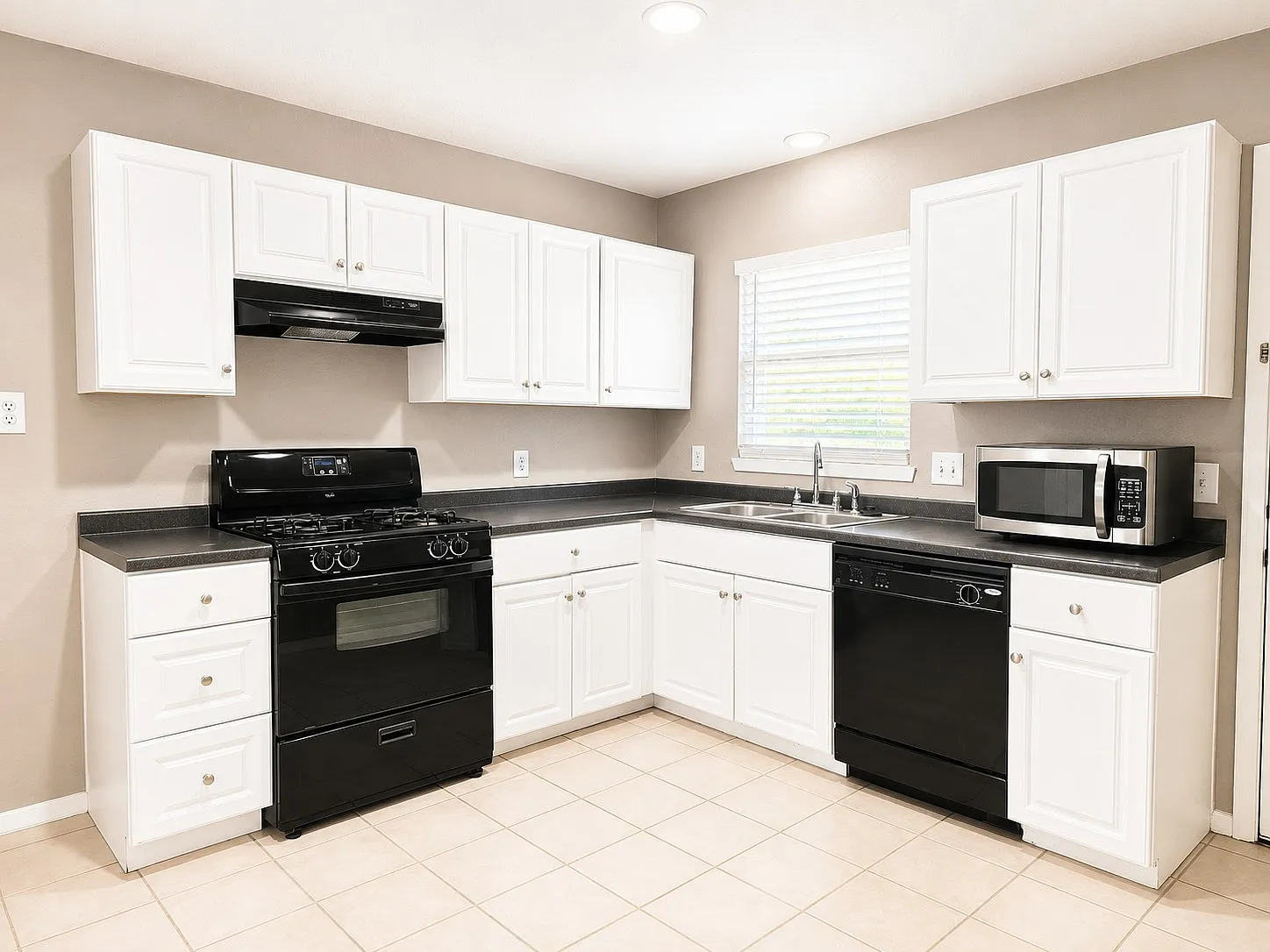 3 bed, 1035 sqft, $1,675 — Photo 2