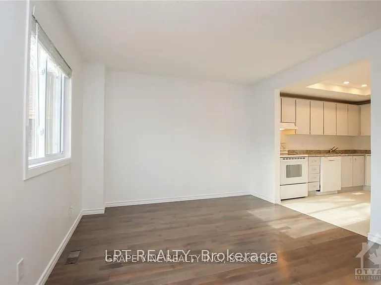 121 Erin Cres — Photo 8