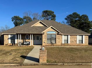 140 Corley Cir, Wake Village, TX 75501