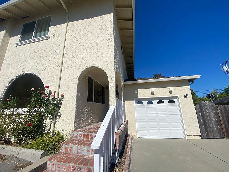 32 Cathy Ln