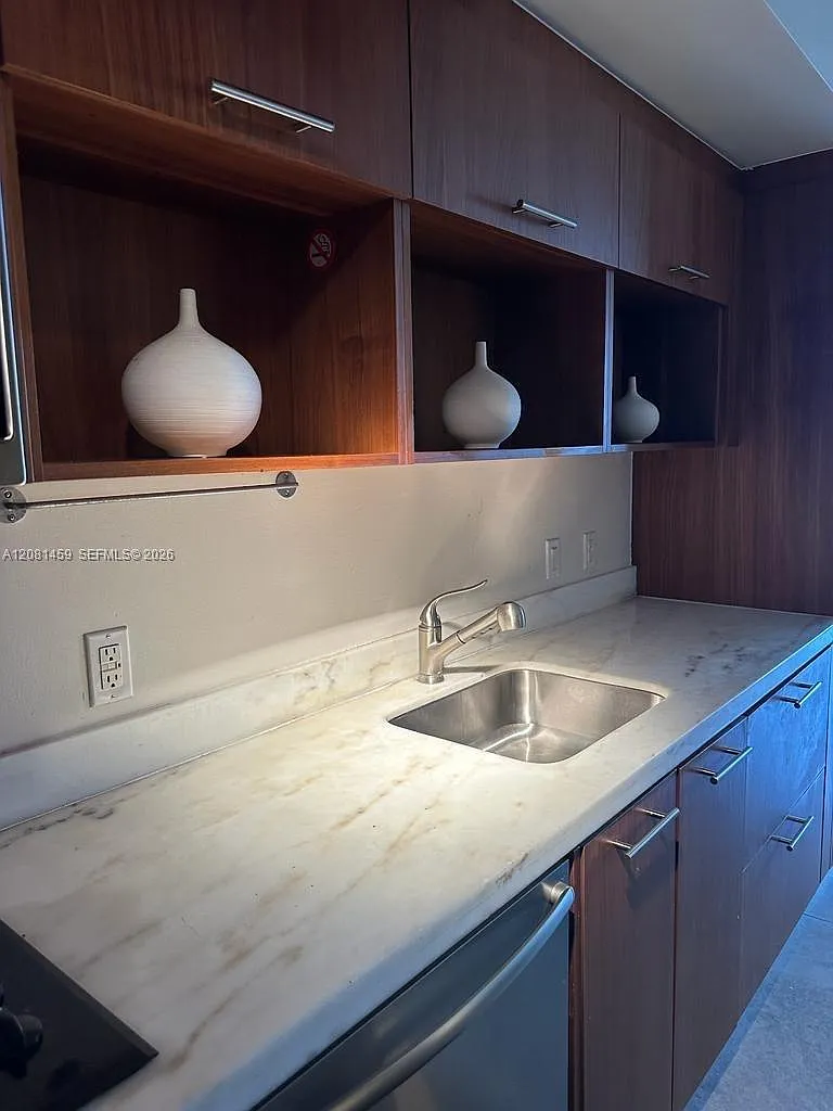 50 Biscayne Condo — Photo 3