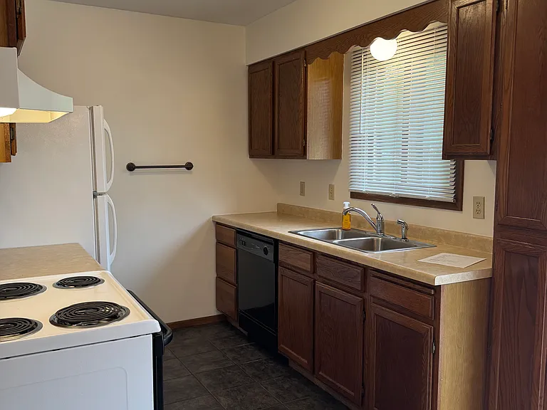 833 Bridgewater Ave #6 — Photo 2
