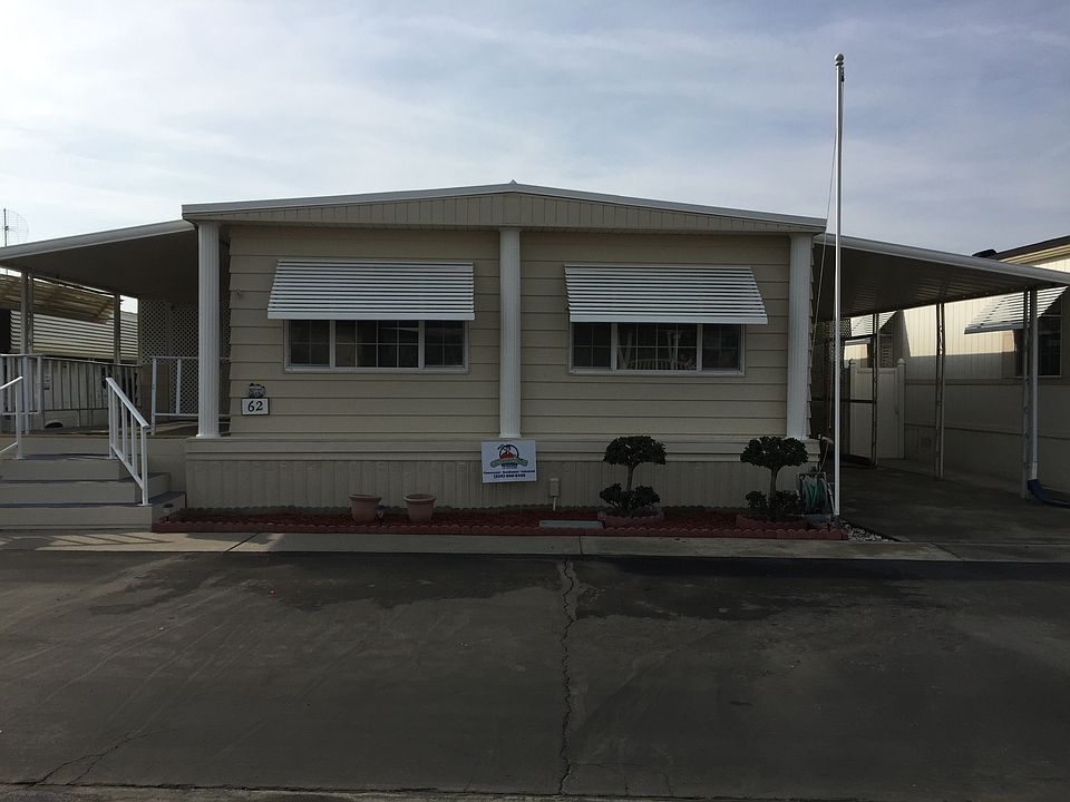 Front of house has Flag Pole