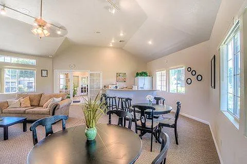 River Knolls Apartment — Photo 21