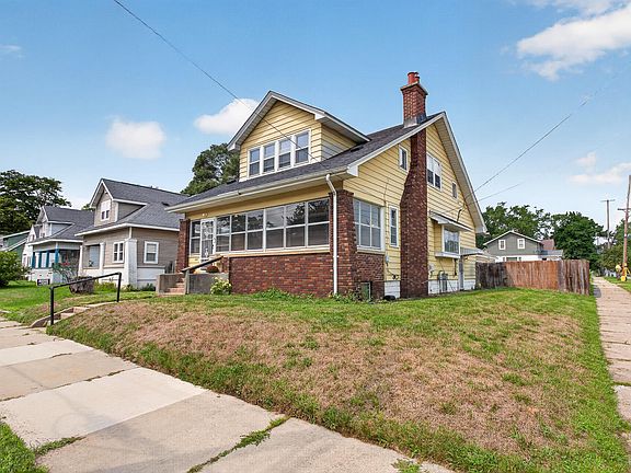3rd image of 841 Adams St SE