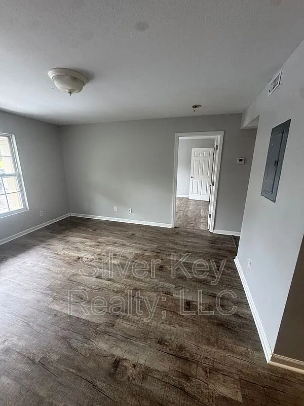 3 bed, 1.0 bath, $995 — Photo 3