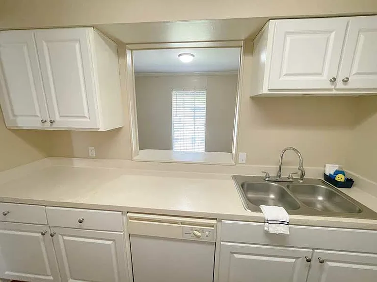 Chateau Apartments — Photo 21