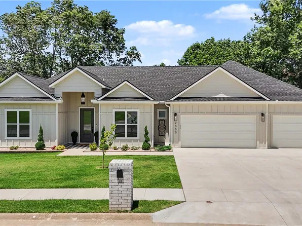 2055 Collins Dr, Pea Ridge, AR 72751