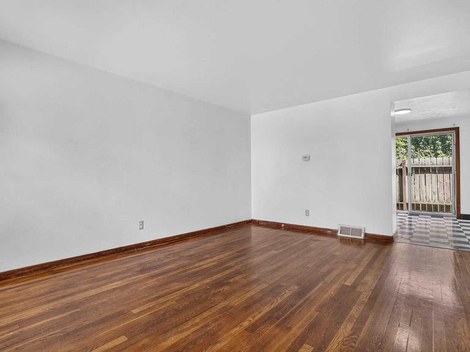 2 bed, 120 sqft, $1,250 — Photo 3