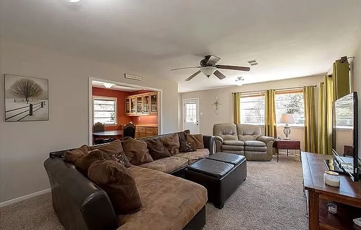 Spacious living room - 502 Gilchrist Ave