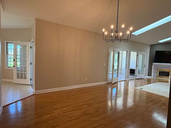 4th image of 749 Christopher Dr
