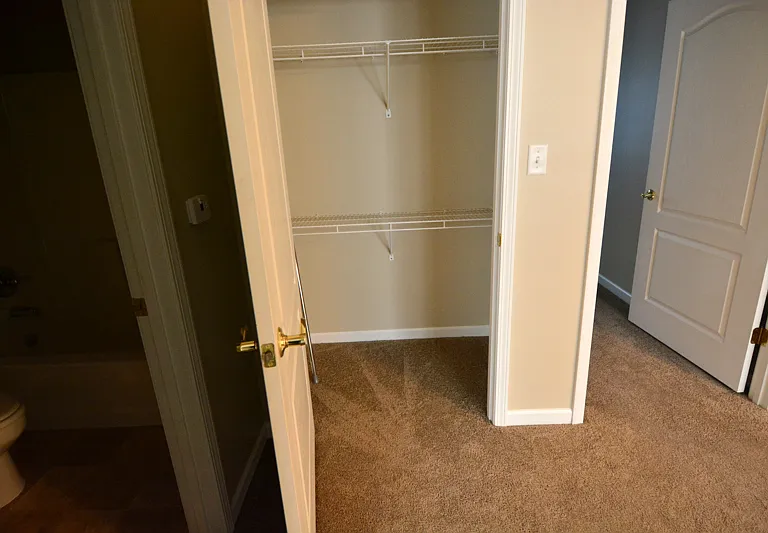 13 Linen Closet_1_10172016