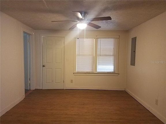 5th image of 2076 Woodside St