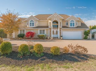 130 Wampum Ln, West Islip, NY 11795