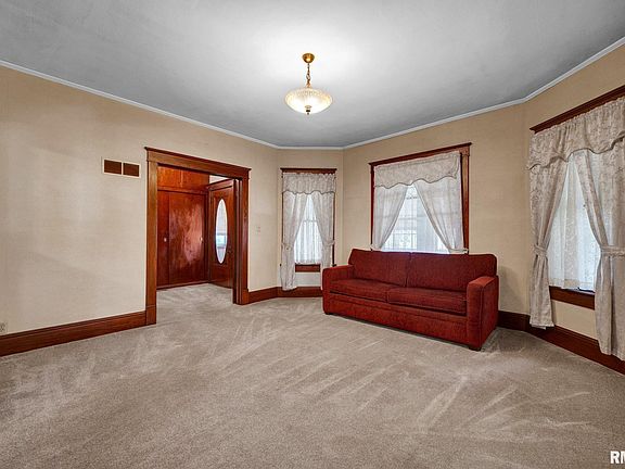 4th image of 209 W Walnut St