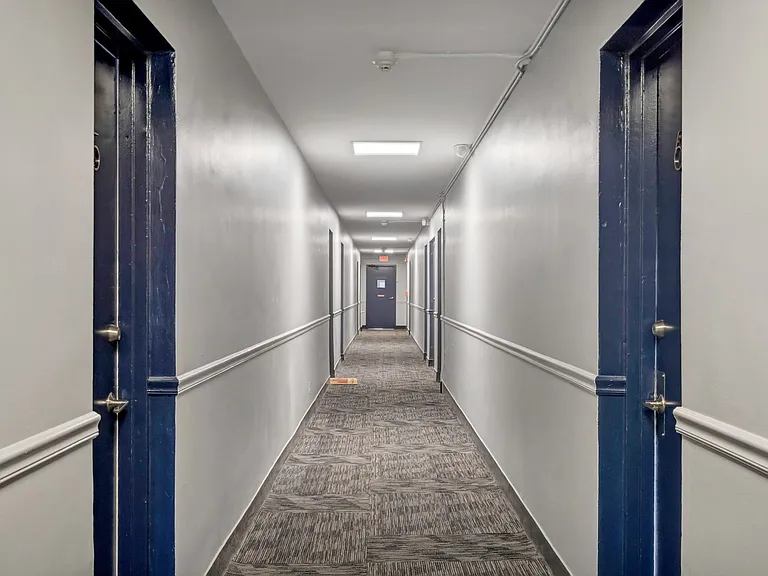 100 Howe Street — Photo 35
