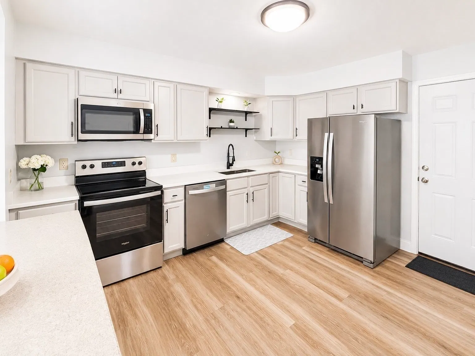 2 bed, 1008 sqft, $2,400 — Photo 2