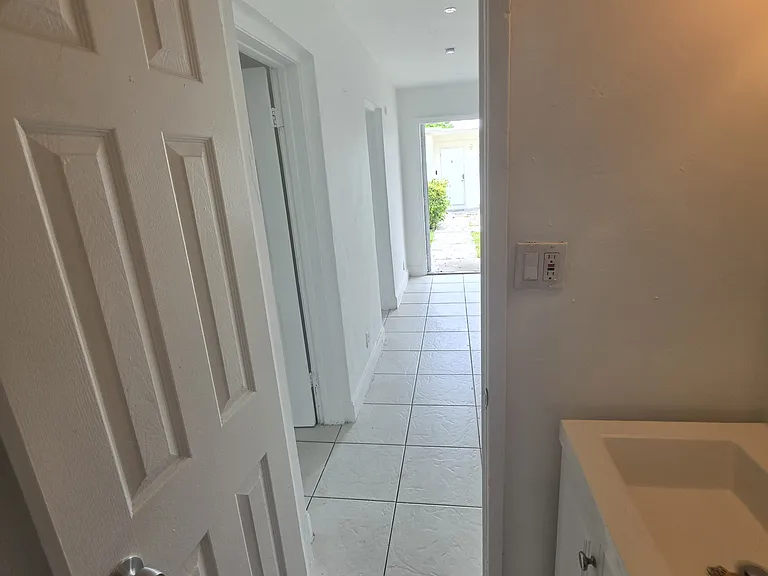 1305 NE 2nd Ave #4 — Photo 6