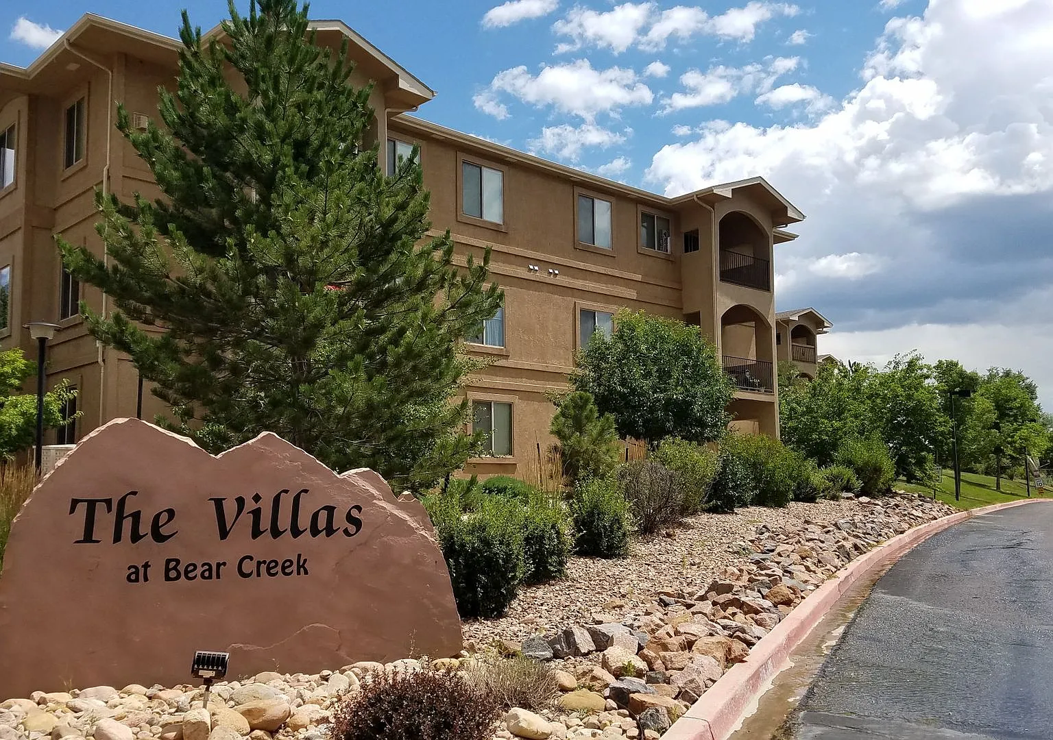 Beautiful 3 Bed 2 Bath Condo with Amazing Mountain Views — Photo 1