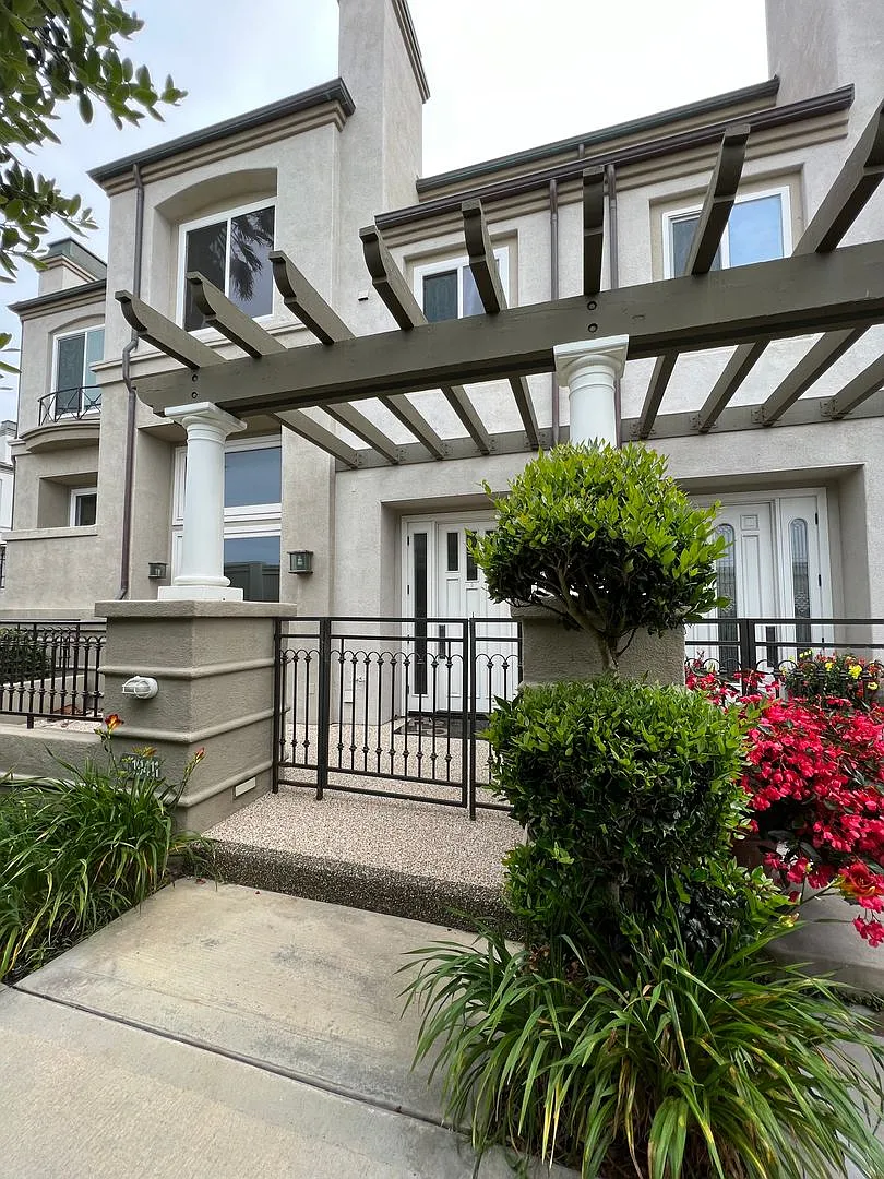 HB Coastal Executive Home 2bed 2.5 bath with Ocean Views — Photo 1