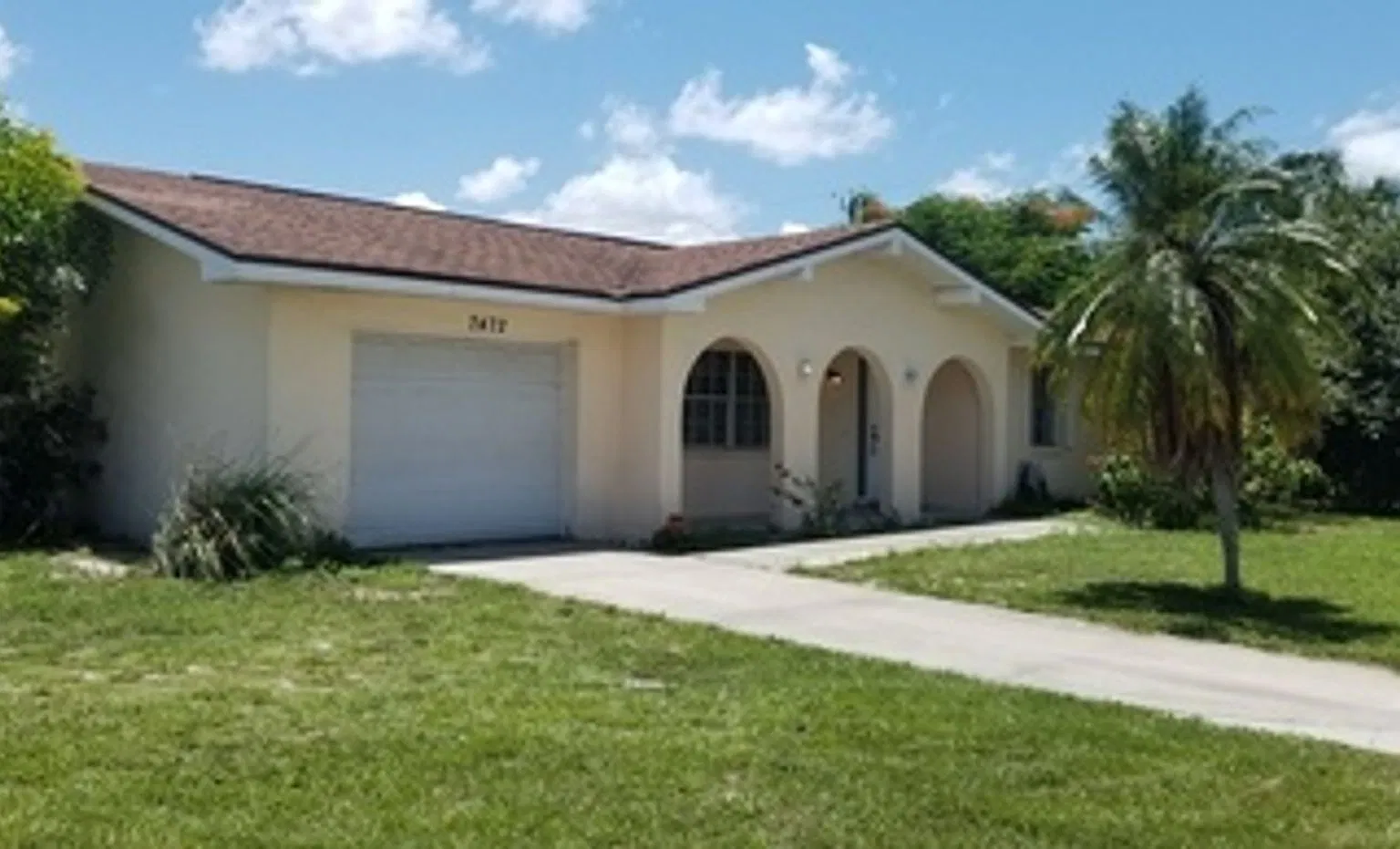 Centrally located 3-bedroom, 2 bath unfurnished single family home in non-deed restricted popular... — Photo 2