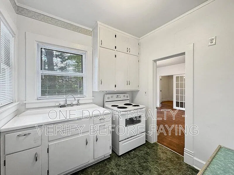 3 bed, 1.0 bath, 816 sqft, $3,100 — Photo 2