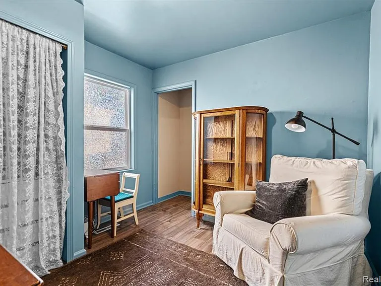 136 W Mapledale Ave — Photo 11