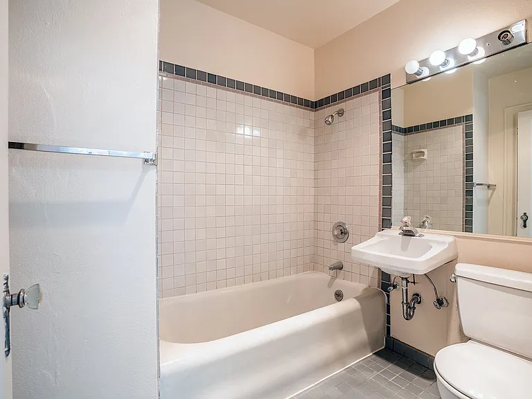 Leonard Apartments — Photo 13