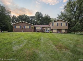3364 McCluskey Dr, Pinckney, MI 48169