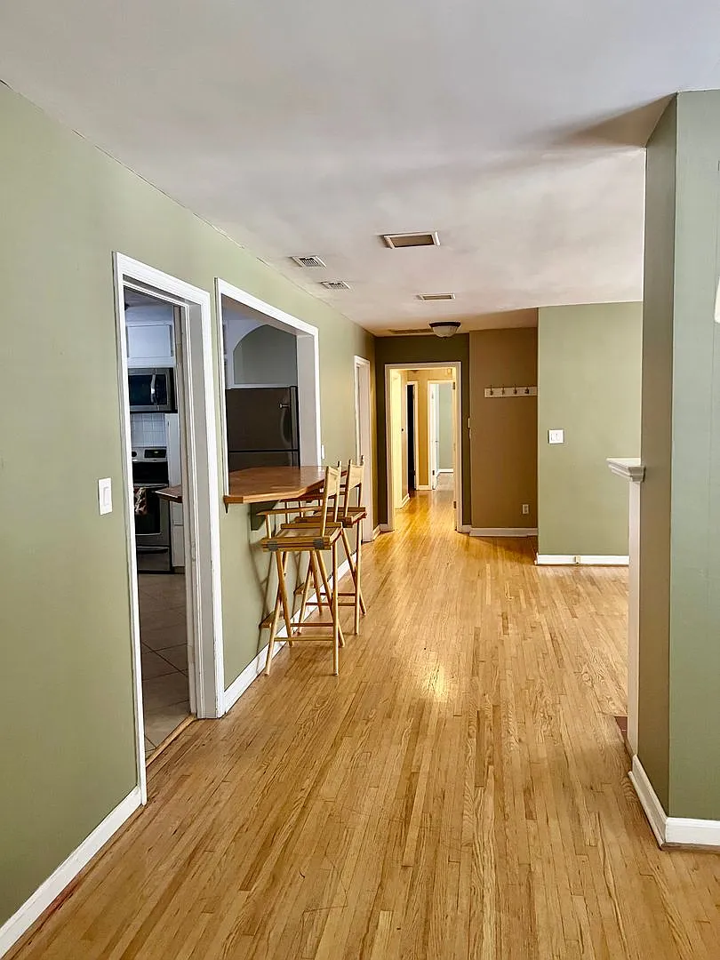 Beautiful 4 bedroom 3 bathroom home in Historic University Heights Subdivision — Photo 3