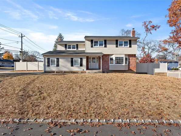 21 Genoa Street, West Babylon, NY 11704