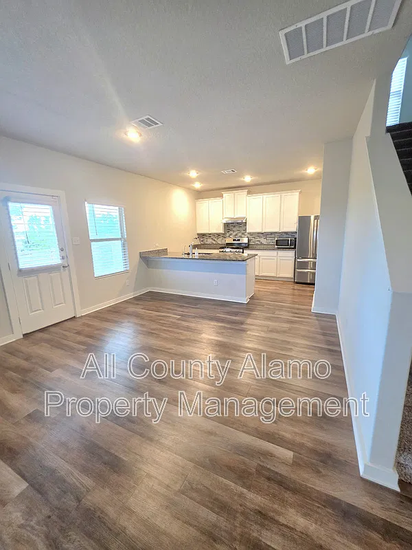 3 bed, 2.5 bath, 2020 sqft, $2,250 — Photo 4