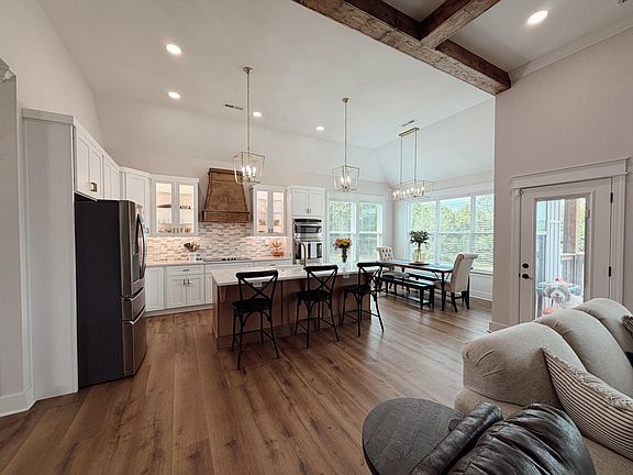 4th image of 185 Hunting Ridge Cir