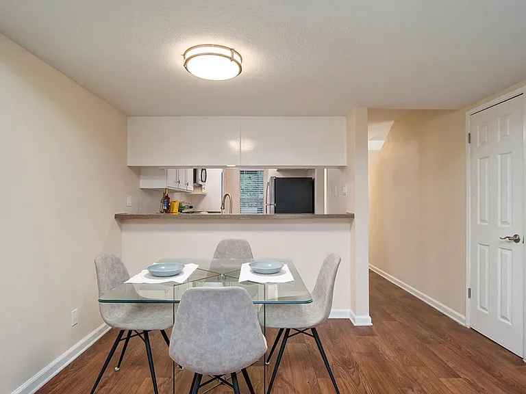 Wilbur Oaks Apartments — Photo 31