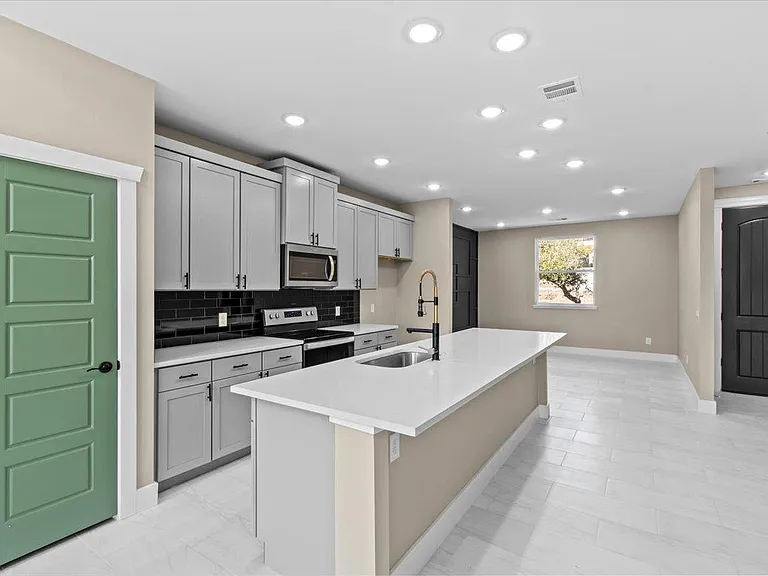 17503 Panorama Dr — Photo 2