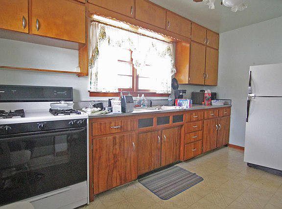 4th image of 916 E 12th St
