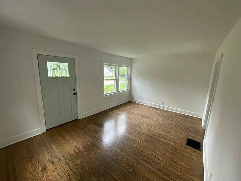 8007 Greenway Dr — Photo 5