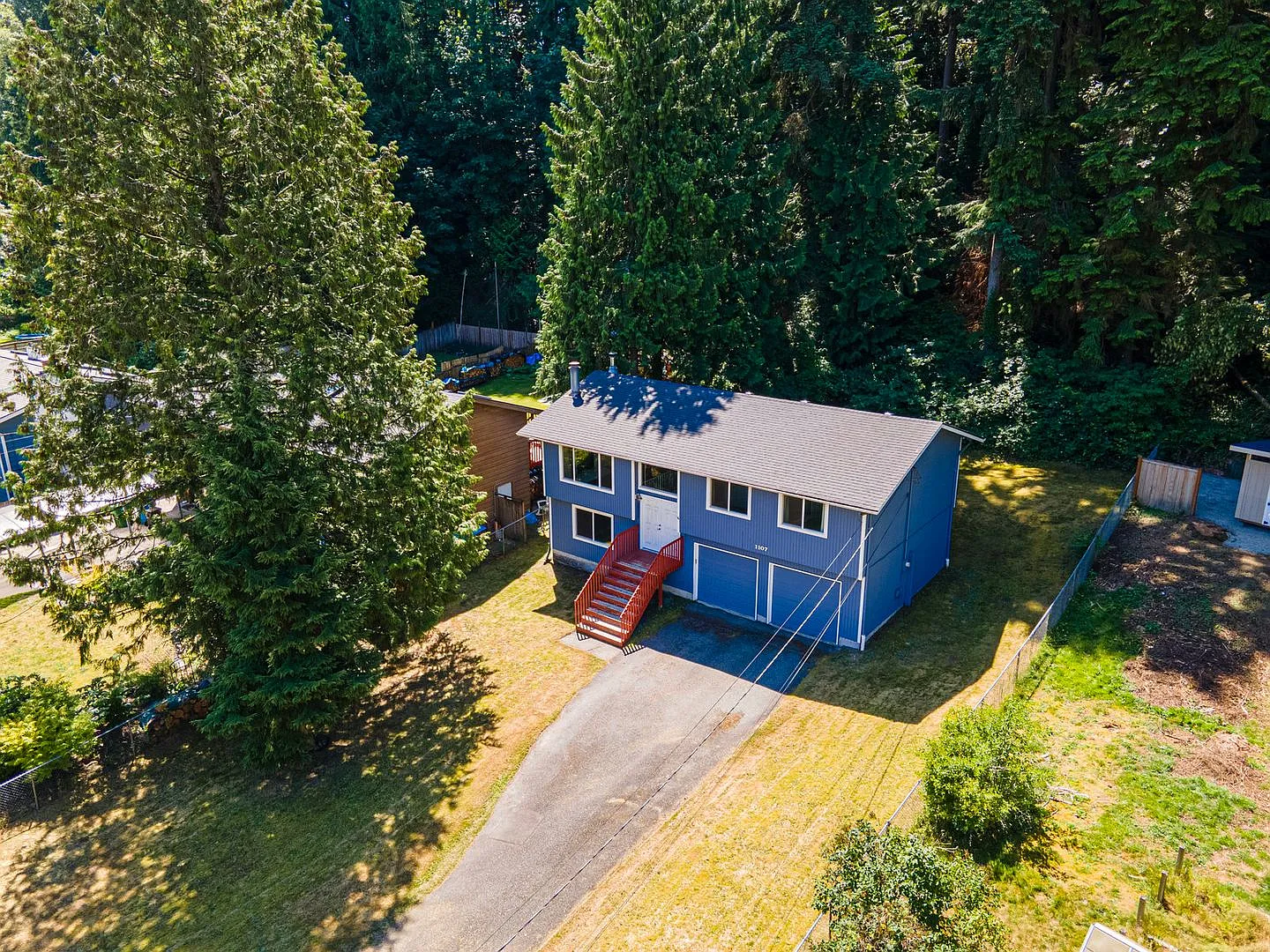 Updated split level home in Shoreline with fenced yard and 2 car garage at $3400! — Photo 2