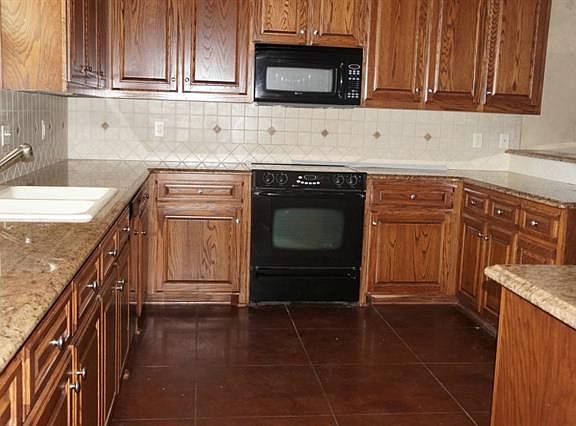 3rd image of 2413 Park Pl