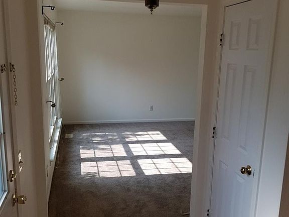 4th image of 240 Dartmouth Ct