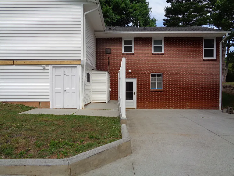 1302 Miller St — Photo 21