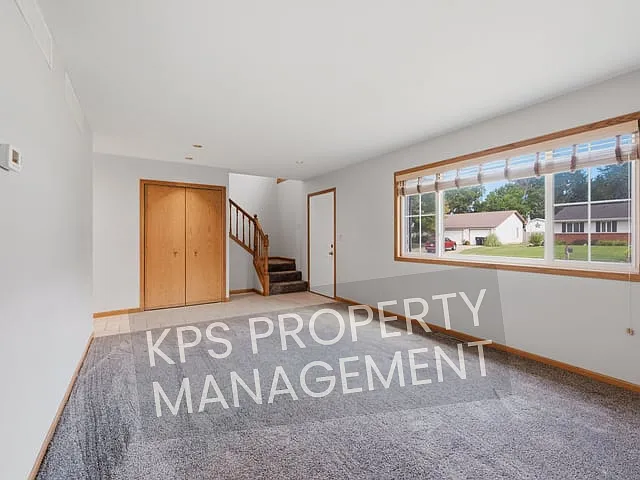 1915 Cypress Ln — Photo 3
