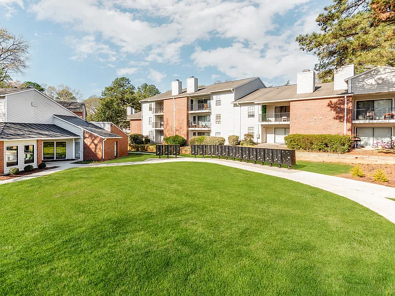 Woodford Apartments — Photo 10