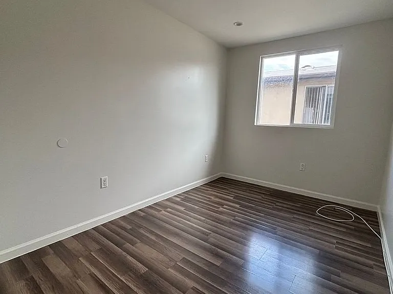 4020 Stevely Ave — Photo 10