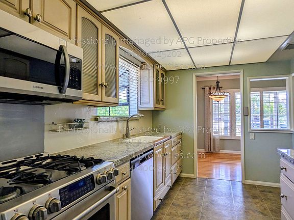 4th image of 1022 N Baker St